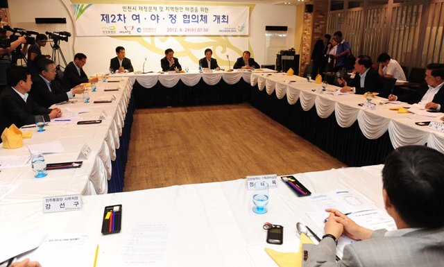 29일 인천시 재정위기 극복을 위한 '여·야·정 공동협의체' 2차 회의가 열린 인천시 계양구 카리스호텔에서 황우여 새누리당 대표최고의원과 신학용 민주통합당 인천시당위원장, 이상권 새누리당 인천시당위원장등이(오른쪽부터) 2014년 인천아시안게임 국비 지원 확대를 위한 관련법 개정안 발의에 대해 논의하고 있다. 장용준기자 jyjun@kyeonggi.com