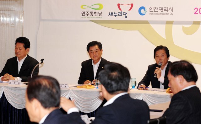 29일 인천시 재정위기 극복을 위한 '여·야·정 공동협의체' 2차 회의가 열린 인천시 계양구 카리스호텔에서 황우여 새누리당 대표최고의원과 신학용 민주통합당 인천시당위원장, 이상권 새누리당 인천시당위원장등이(오른쪽부터) 2014년 인천아시안게임 국비 지원 확대를 위한 관련법 개정안 발의에 대해 논의하고 있다. 장용준기자 jyjun@kyeonggi.com