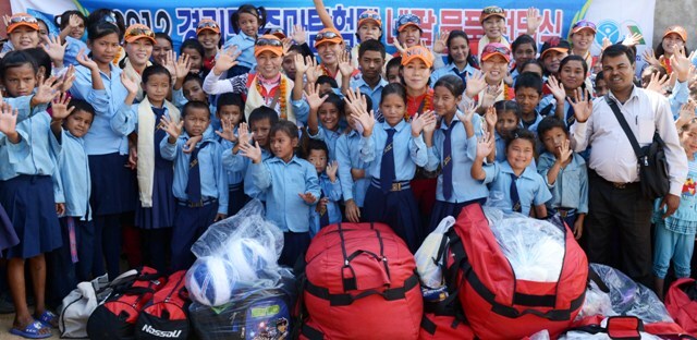 네팔 히말라야 마나슬루 등반에 나선 2012 줌마탐험대가 지난달 30일 등반을 마친 후 네팔 수도 카투만두 현지 학교를 방문해 학용품과 옷가지, 축구공 등을 전달한 후 현지 학생들과 기념촬영을 하고 있다. 추상철기자 scchoo@kyeonggi.com