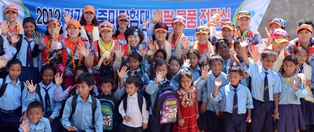네팔 히말라야 마나슬루 등반에 나선 2012 줌마탐험대가 지난달 30일 등반을 마친 후 네팔 수도 카투만두 현지 학교를 방문해 학용품과 옷가지, 축구공 등을 전달한 후 현지 학생들과 기념촬영을 하고 있다. 추상철기자 scchoo@kyeonggi.com
