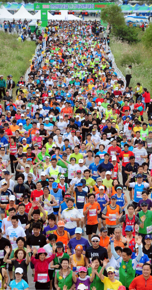 안산시와 경기일보 주최로 16일 안산 대부도 방아머리 일대에서 열린 ‘2012 안산 바닷길 환경마라톤대회’에서 각 코스별로 참가한 1만여 마라토너들이 상쾌한 가을바람을 맞으며 힘차게 출발하고 있다.