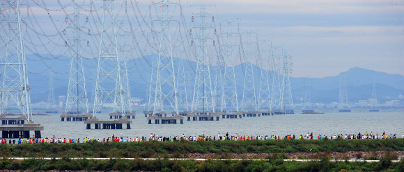안산시와 경기일보 주최로 16일 안산 대부도 방아머리 일대에서 열린 ‘2012 안산 바닷길 환경마라톤대회’에서 각 코스별로 참가한 1만여 마라토너들이 시원스레 펼쳐진 시화호 주변 바닷길을 따라 레이스를 펼치고 있다.