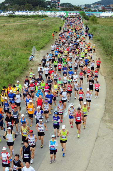 안산시와 경기일보 주최로 16일 안산 대부도 방아머리 일대에서 열린 ‘2012 안산 바닷길 환경마라톤대회’에서 각 코스별로 참가한 1만여 마라토너들이 상쾌한 가을바람을 맞으며 힘차게 출발하고 있다.