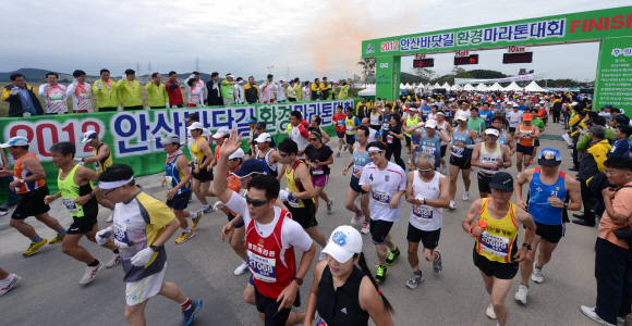 2012안산 바닷길 환경마라톤대회에서 김철민 안산시장과 임창열 경기일보 대표이사 회장 등 내빈이 출발하는 마라토너에게 손을 흔들며 격려를 하고 있다.