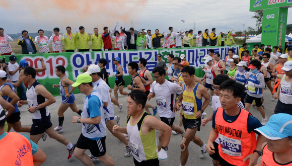 2012안산 바닷길 환경마라톤대회에서 김철민 안산시장과 임창열 경기일보 대표이사 회장 등 내빈이 출발하는 마라토너에게 손을 흔들며 격려를 하고 있다.