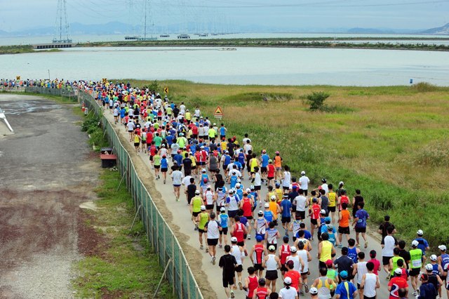 안산시와 경기일보 주최로 16일 안산 대부도 방아머리 일대에서 열린 '2012안산바닷길 환경 마라톤대회'에서 각 코스별로 참가한 1만여 마라토너들이 시원스레 펼쳐진 시화호 주변 바닷길을 따라 레이스를 펼치고 있다. 김시범 기자 sbkim@kyeonggi.com