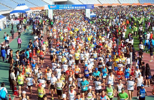 7일 부천종합운동장에서 열린 ‘제7회 부천복사골마라톤대회’에 참가한 1만여명의 마라토너들이 출발신호와 함께 힘차게 부천종합운동장을 출발하고 있다. 전형민기자 hmjeon@kyeonggi.com
