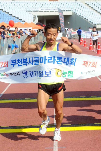 제7회 부천복사골마라톤대회 하프 남자 1위. 전형민기자 hmjeon@kyeonggi.com