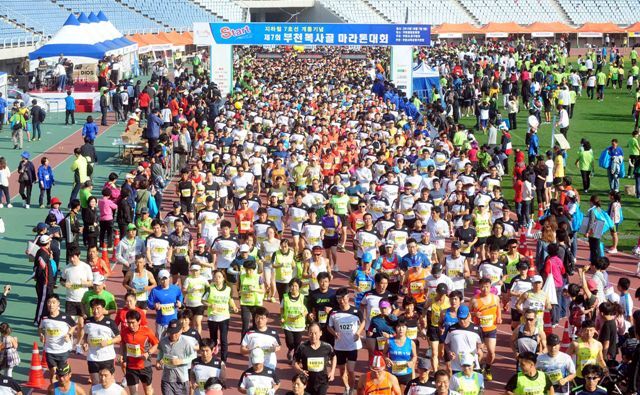 7일 부천종합운동장에서 열린 ‘제7회 부천복사골마라톤대회’에 참가한 1만여명의 마라토너들이 출발신호와 함께 힘차게 부천종합운동장을 출발하고 있다. 전형민기자 hmjeon@kyeonggi.com