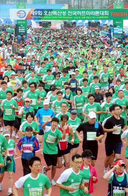 6일 오산종합운동장에서 열린 ‘제9회 오산독산성전국하프마라톤대회’에서 참가힌 1만여명의 마라토너들이 오산종합운동장을 힘차게 출발하고 있다. 전형민기자 hmjeon@kyeonggi.com