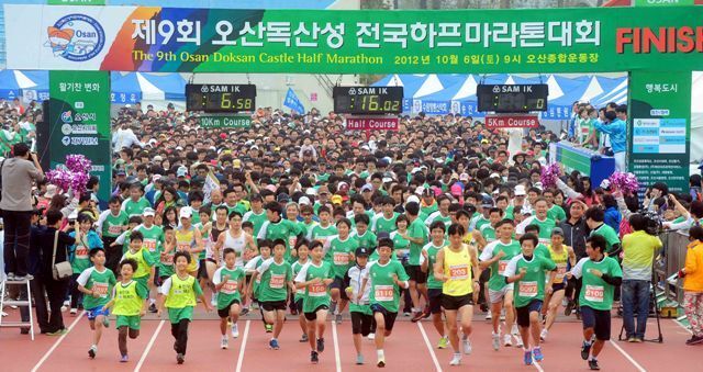 6일 오산종합운동장에서 열린 ‘제9회 오산독산성전국하프마라톤대회’에서 참가힌 1만여명의 마라토너들이 오산종합운동장을 힘차게 출발하고 있다. 전형민기자 hmjeon@kyeonggi.com