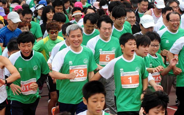 제9회 오산독산성 전국하프마라톤대회 참가자들이 힘차게 출발하고 있다. 김시범기자 sbkim@kteonggi.com