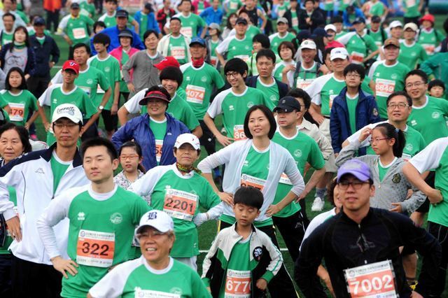 제9회 오산독산성 전국하프마라톤대회 참가 선수들이 몸을 풀고 있다. 김시범기자 sbkim@kteonggi.com