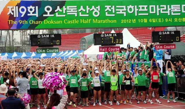제9회 오산독산성 전국하프마라톤대회 참가 선수들이 몸을 풀고 있다. 김시범기자 sbkim@kteonggi.com