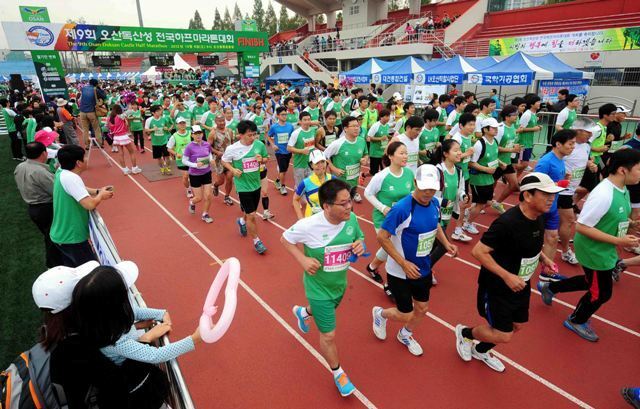 제9회 오산독산성 전국하프마라톤대회 참가자들이 힘차게 출발하고 있다. 김시범기자 sbkim@kteonggi.com