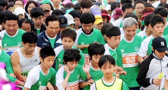 제9회 오산독산성 전국하프마라톤대회에 참가한 곽상욱 오산시장, 최웅수 오산시의회 의장, 임창열 경기일보 대표이사 회장 등 내빈들. 김시범기자 sbkim@kteonggi.com