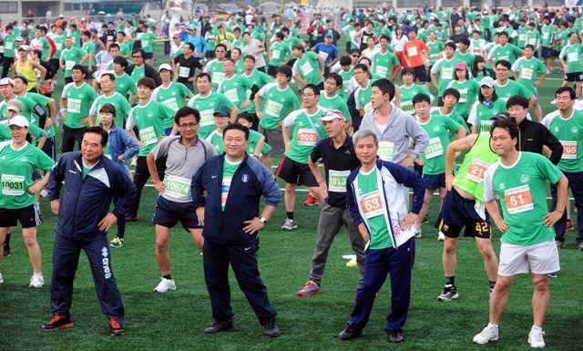 제9회 오산독산성 전국하프마라톤대회에 참가한 곽상욱 오산시장, 최웅수 오산시의회 의장, 임창열 경기일보 대표이사 회장 등 내빈들. 김시범기자 sbkim@kteonggi.com