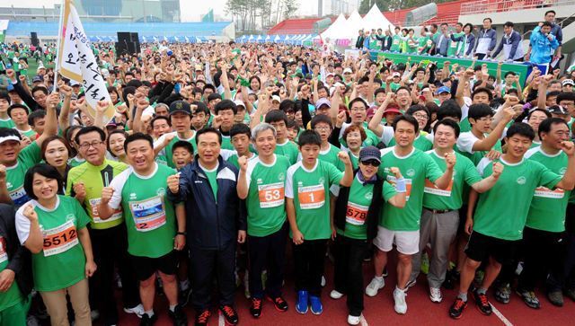 제9회 오산독산성 전국하프마라톤대회에 참가한 곽상욱 오산시장, 최웅수 오산시의회 의장, 임창열 경기일보 대표이사 회장 등 내빈들. 김시범기자 sbkim@kteonggi.com