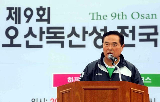 제9회 오산독산성 전국하프마라톤대회 개회식에서 인사말을 하고 있는 임창열 경기일보 대표이사 회장. 김시범기자 sbkim@kteonggi.com