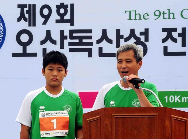 제9회 오산독산성 전국하프마라톤대회 개회식에서 인사말을 하고 있는 곽상욱 오산시장. 김시범기자 sbkim@kteonggi.com