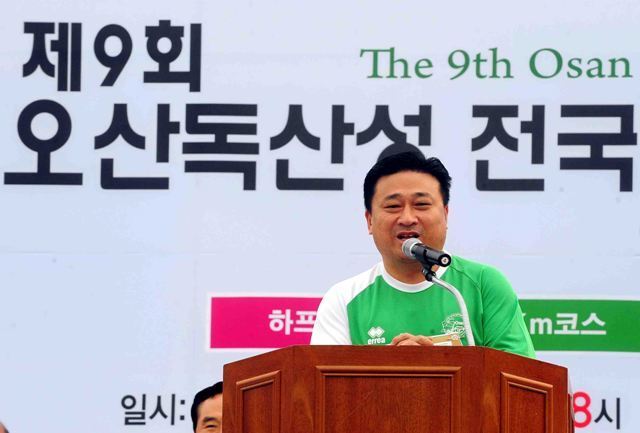 제9회 오산독산성 전국하프마라톤대회 개회식에서 인사말을 하고 있는 최웅수 오산시의회 의장. 김시범기자 sbkim@kteonggi.com