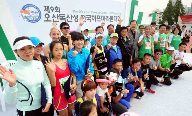 제9회 오산독산성 전국하프마라톤대회 각 코스별 입상자에 대한 시상식이 펼쳐지고 있다. 김시범기자 sbkim@kteonggi.com