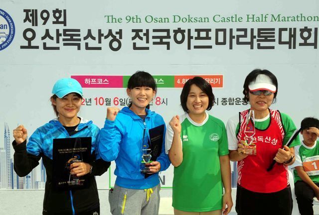 제9회 오산독산성 전국하프마라톤대회 각 코스별 입상자에 대한 시상식이 펼쳐지고 있다. 김시범기자 sbkim@kteonggi.com