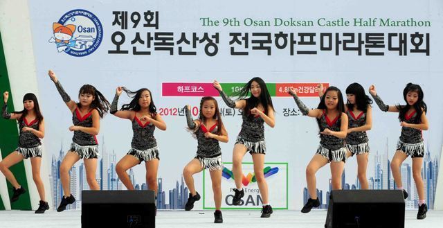 6일 오산종합운동장에서 열린 제9회 오산독산성 전국하프마라톤대회에서 각종 공연이 펼쳐지고 있다. 김시범기자 sbkim@kteonggi.com