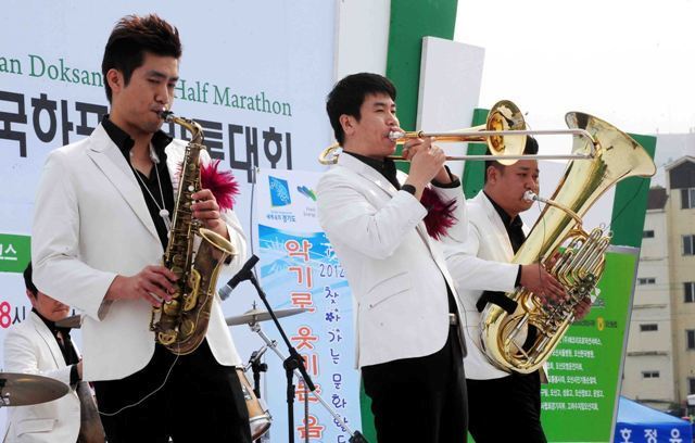 6일 오산종합운동장에서 열린 제9회 오산독산성 전국하프마라톤대회에서 각종 공연이 펼쳐지고 있다. 김시범기자 sbkim@kteonggi.com