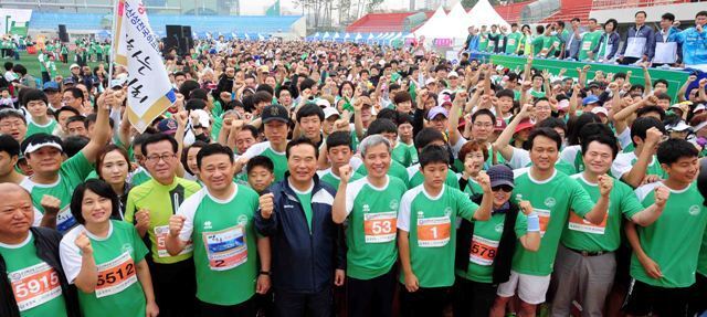 제9회 오산독산성 전국하프마라톤대회에 참가한 곽상욱 오산시장, 최웅수 오산시의회 의장, 임창열 경기일보 대표이사 회장 등 내빈들. 김시범기자 sbkim@kteonggi.com