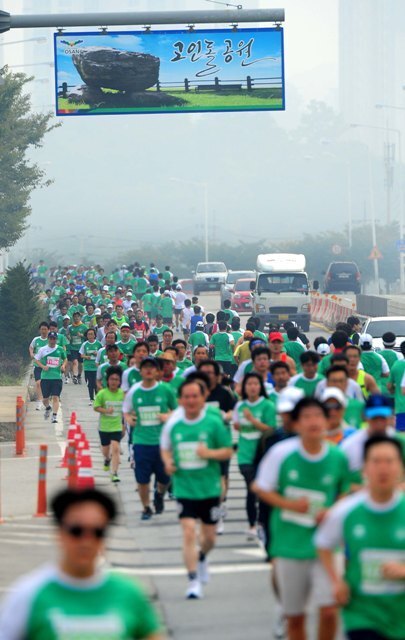 6일 제9회 오산독산성 전국 하프 마라톤대회 10Km코스에 출전한 선수들이 반환점을 향해 힘찬 발걸음을 디디고 있다. 장용준 기자 jyjun68@kyeonggi.com