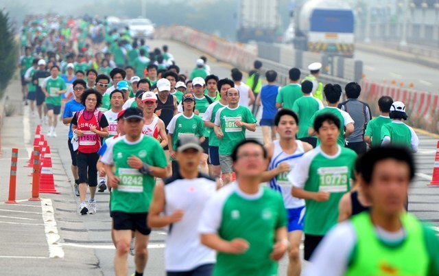 6일 제9회 오산독산성 전국 하프 마라톤대회 10Km코스에 출전한 선수들이 5Km 반환점 도로에서 되돌아 오는 선수들과 마주하며 오고 가는 마라톤만의 진풍경이 만들어 지고 있다. 장용준 기자 jyjun68@kyeonggi.com