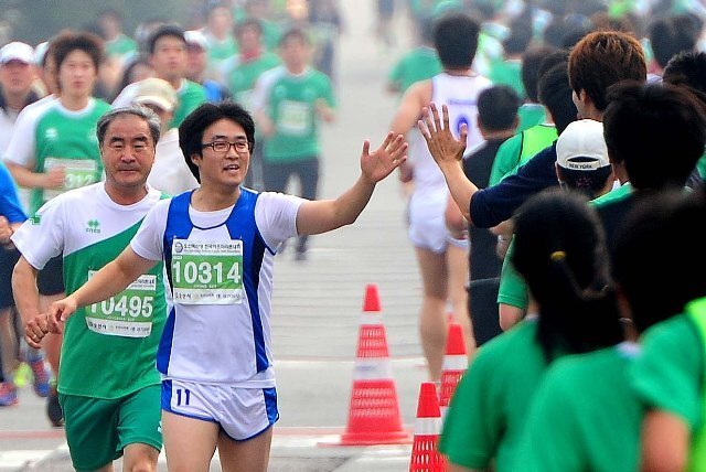 6일 제9회 오산독산성 전국 하프 마라톤대회 10Km코스에 출전한 한 선수가 반환점을 돌아가는 선수와 손을 마주 치며 화이팅을 외치고 있다. 장용준 기자 jyjun68@kyeonggi.com