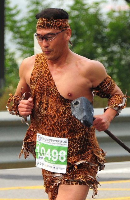 원시인 복장의 전북 고창 고인돌 마라톤 동호회 선수가 10Km 코스를 달리고 있다. 장용준 기자 jyjun68@kyeonggi.com