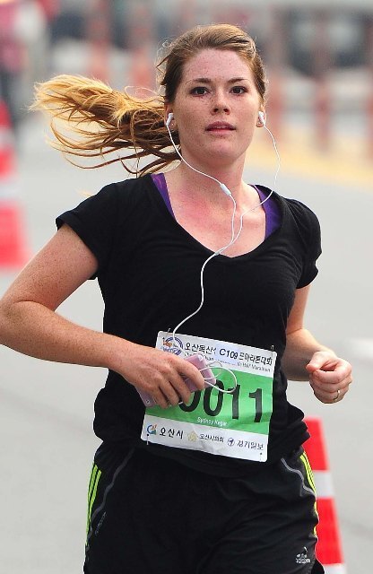 10Km 코스에 참가한 미모의 외국인이 음악을 들으며 경쾌한 발걸음을 옮기고 있다. 장용준 기자 jyjun68@kyeonggi.com