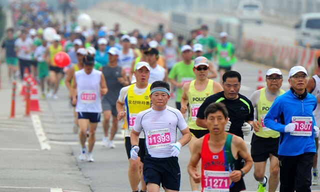6일 제9회 오산독산성 전국 하프 마라톤대회 하프코스에 출전한 선수들이 줄지어 5Km 지점을 통과하고 있다. 장용준 기자 jyjun68@kyeonggi.com