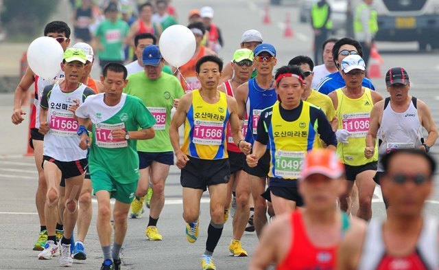 6일 제9회 오산독산성 전국 하프 마라톤대회 하프코스에 출전한 선수들이 페이스메이커와 함께 어울려 5Km 지점을 통과하고 있다. 장용준 기자 jyjun68@kyeonggi.com
