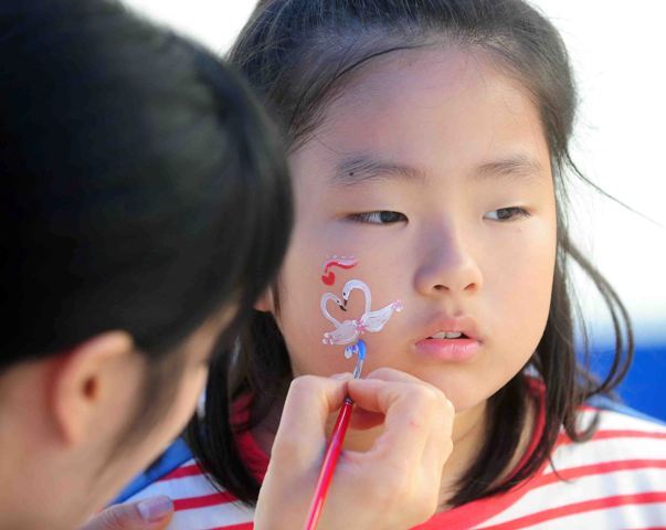 제9회 오산독산성 전국하프마라톤대회 부대행사로 진행된 페이스페인팅. 김시범기자 sbkim@kteonggi.com