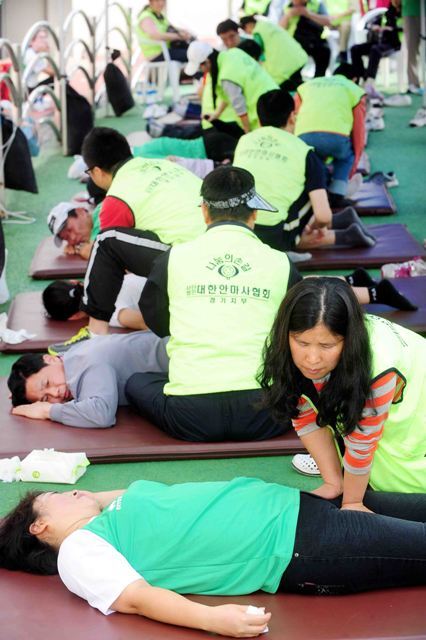 제9회 오산독산성 전국하프마라톤대회 부대행사로 진행된 안마서비스. 김시범기자 sbkim@kteonggi.com