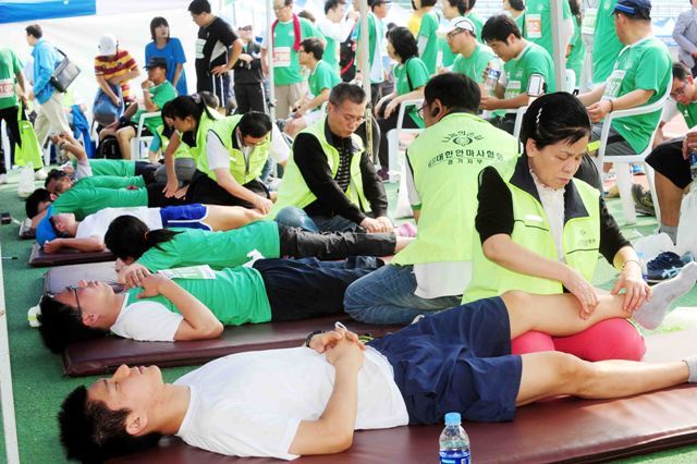 제9회 오산독산성 전국하프마라톤대회 부대행사로 진행된 안마서비스. 김시범기자 sbkim@kteonggi.com