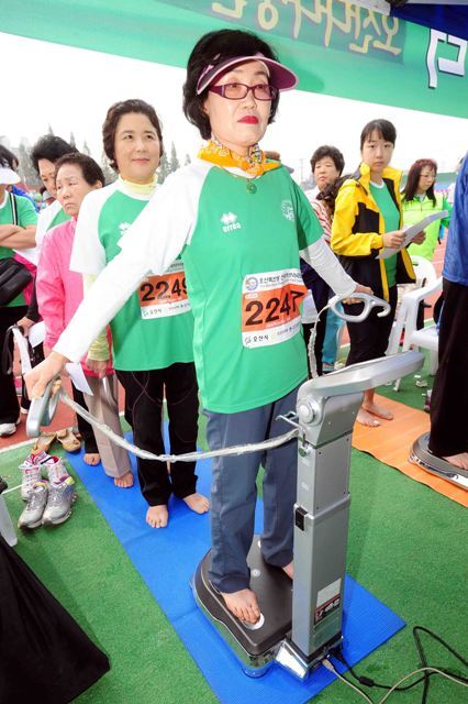 제9회 오산독산성 전국하프마라톤대회 부대행사로 진행된 양,한방 건강검진. 김시범기자 sbkim@kteonggi.com