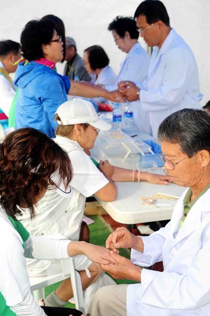 제9회 오산독산성 전국하프마라톤대회 부대행사로 진행된 양,한방 건강검진. 김시범기자 sbkim@kteonggi.com