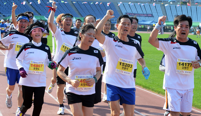 부천시와 경기일보가 공동 주최한 제7회 부천복사골마라톤대회가 펼쳐진 7일 부천종합운동장에서 단체 참가자들이 함께 골인지점을 향해 달리고 있다. 추상철기자 scchoo@kyeonggi.com