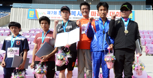 부천시와 경기일보가 공동 주최한 제7회 부천복사골마라톤대회가 펼쳐진 7일 부천종합운동장에서 남자 5km 수상자들이 김만수 부천시장과 기념촬영을 하고 있다. 추상철기자 scchoo@kyeonggi.com