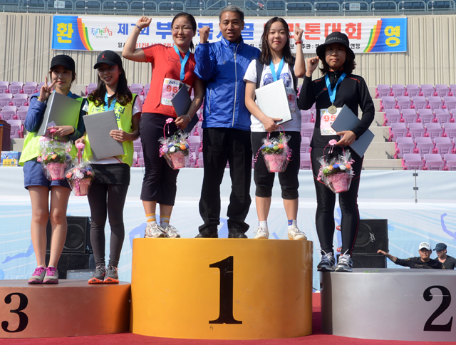 부천시와 경기일보가 공동 주최한 제7회 부천복사골마라톤대회가 펼쳐진 7일 부천종합운동장에서 여자 5km 수상자들이 기념촬영을 하고 있다. 추상철기자 scchoo@kyeonggi.com