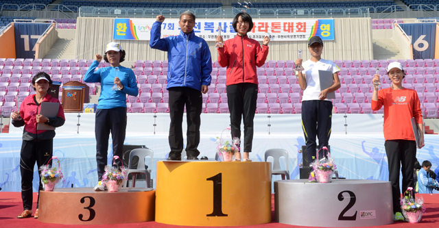 부천시와 경기일보가 공동 주최한 제7회 부천복사골마라톤대회가 펼쳐진 7일 부천종합운동장에서 여자 10km 코스 수상자들이 기념촬영을 하고 있다. 추상철기자 scchoo@kyeonggi.com