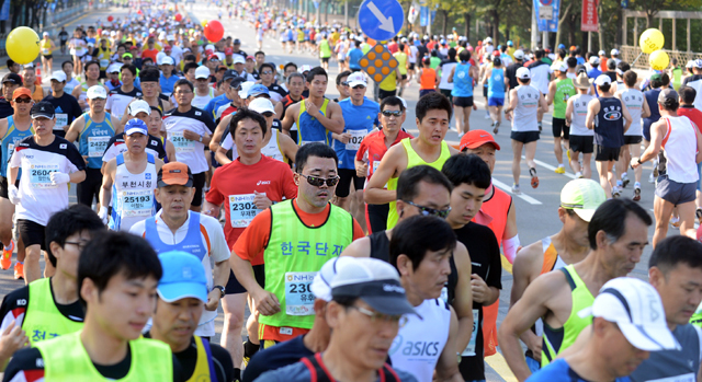 부천시와 경기일보가 공동 주최한 제7회 부천복사골마라톤대회가 펼쳐진 7일 부천종합운동장에서 하프코스에 출전한 마라토너들이 첫번째 반환점을 돌고 있다. 추상철기자 scchoo@kyeonggi.com