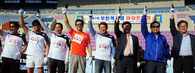 지하철 7호선 개통기념 제7회 부천 복사골 마라톤대회에서 김만수 부천시장, 임창열 경기일보 대표이사 회장, 한선재 부천시의회 의장 등 내빈들이 출발 신호를 하고 있다. 김시범기자 sbkim@kyeonggi.com