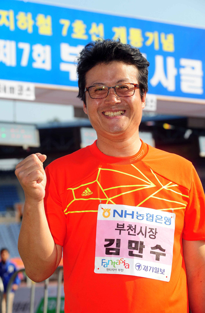 지하철 7호선 개통기념 제7회 부천 복사골 마라톤대회 김만수 부천시장. 김시범기자 sbkim@kyeonggi.com