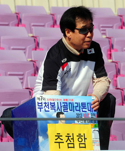 지하철 7호선 개통기념 제7회 부천 복사골 마라톤대회에서 경품추첨을 하고 내빈들. 김시범기자 sbkim@kyeonggi.com